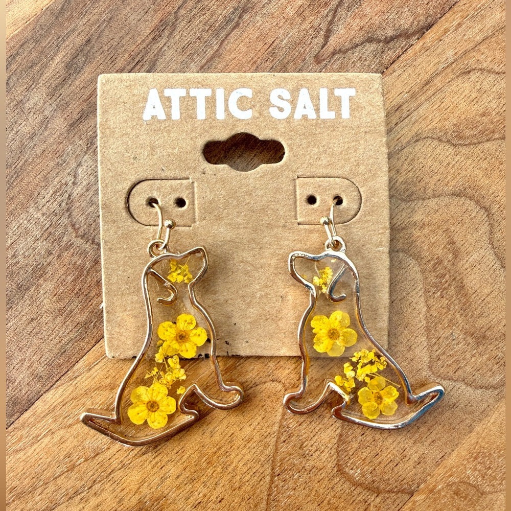 Attic Salt Labrador Dog Pressed Flower Resin Earrings NWT